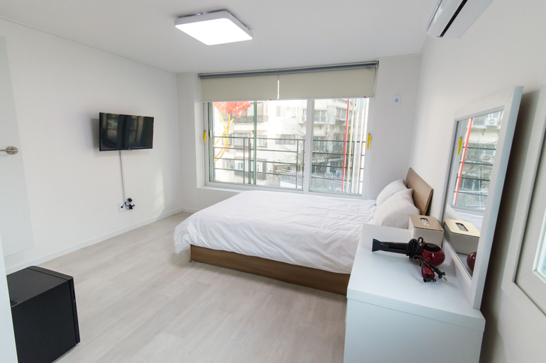 Bedroom 3, Kpop Haus, Jung
