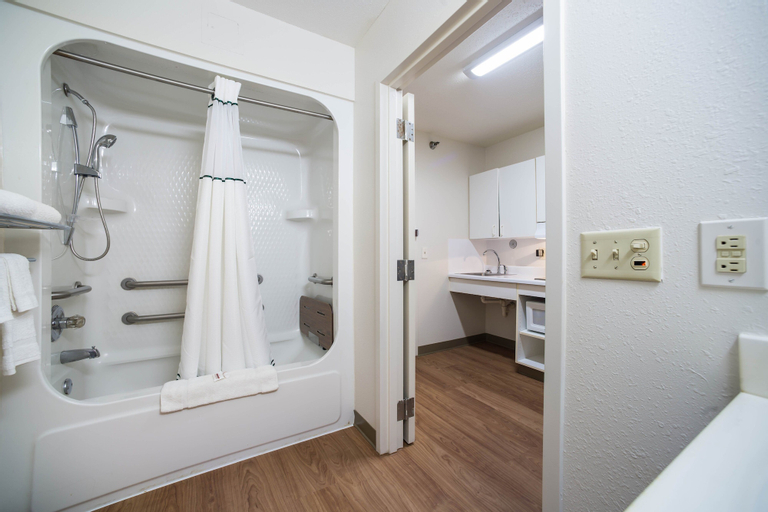 Bedroom 4, HomeTowne Studios by Red Roof St. Louis - Airport/ N Lindbergh, Saint Louis