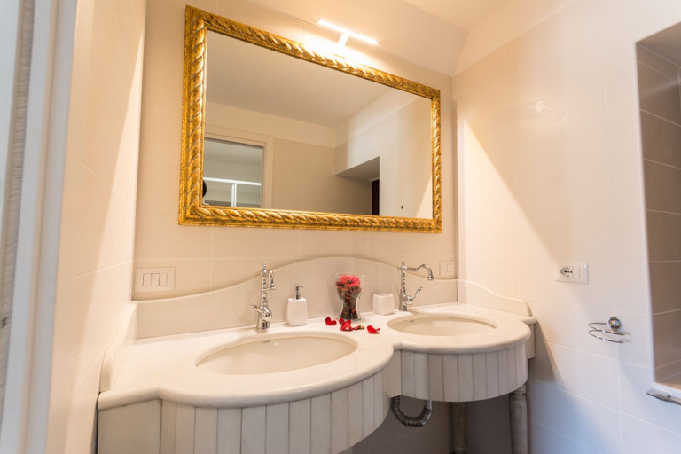 Bathroom 3, Le suites del duomo house, Catania