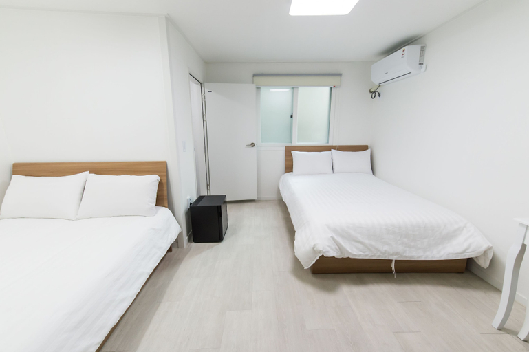 Bedroom 5, Kpop Haus, Jung