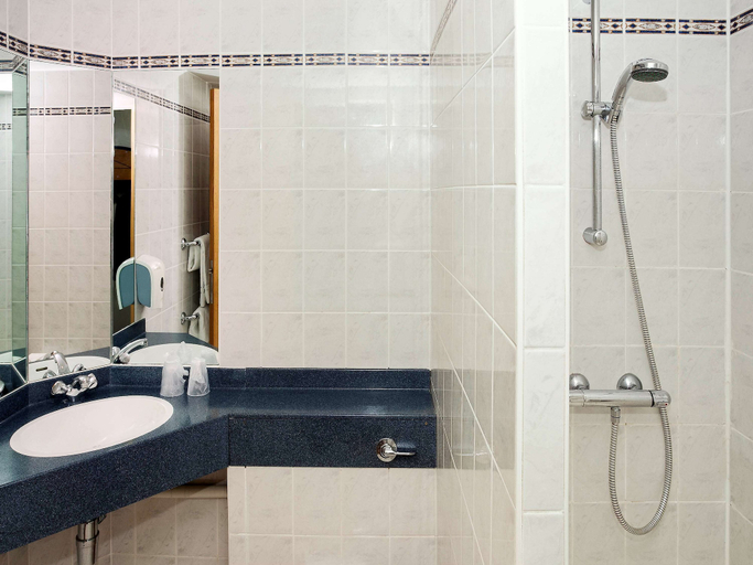 Bathroom 3, ibis Cardiff Gate - International Business Park, Cardiff