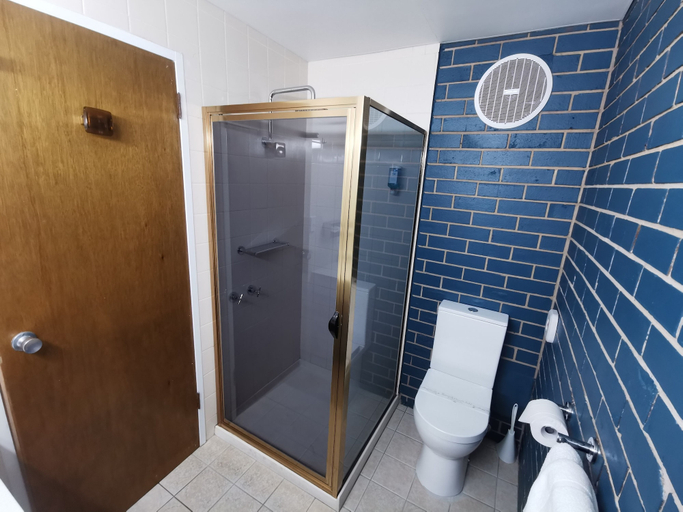 Bathroom 4, Townhouse Motor Inn, Horsham - Central