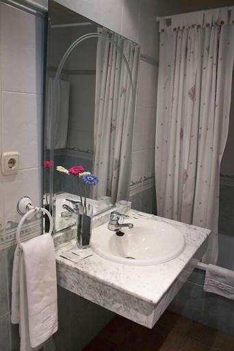Bathroom 4, Hotel Asador Albenzaire, Granada