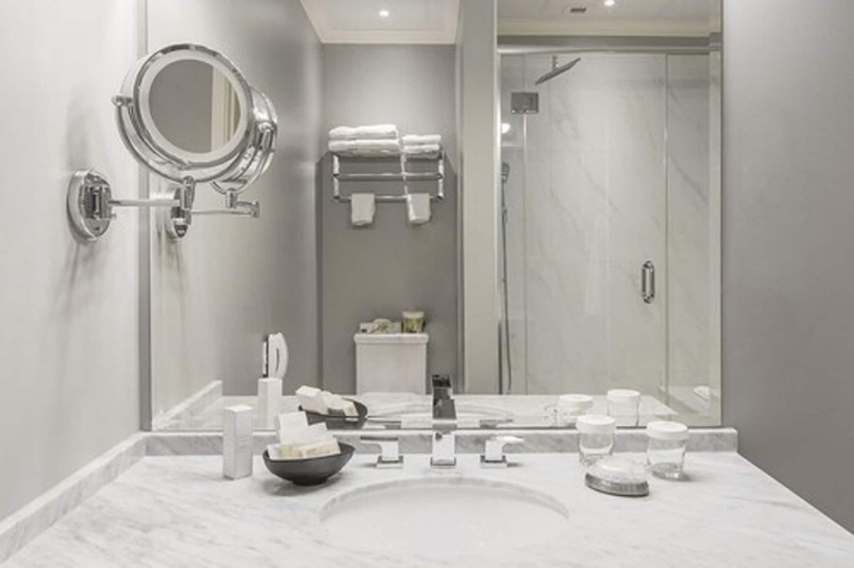 Bathroom 4, LHotel Montreal, Montréal