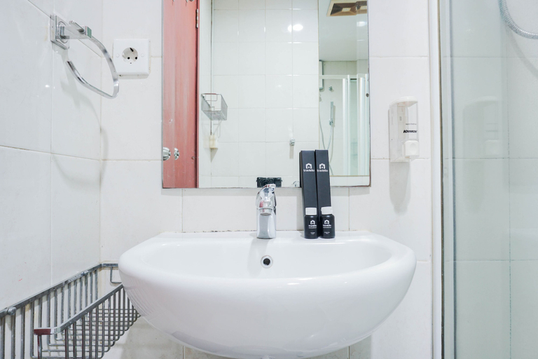 Bathroom 2, Nice and Private 1BR Apartment at Thamrin Residence, Central Jakarta