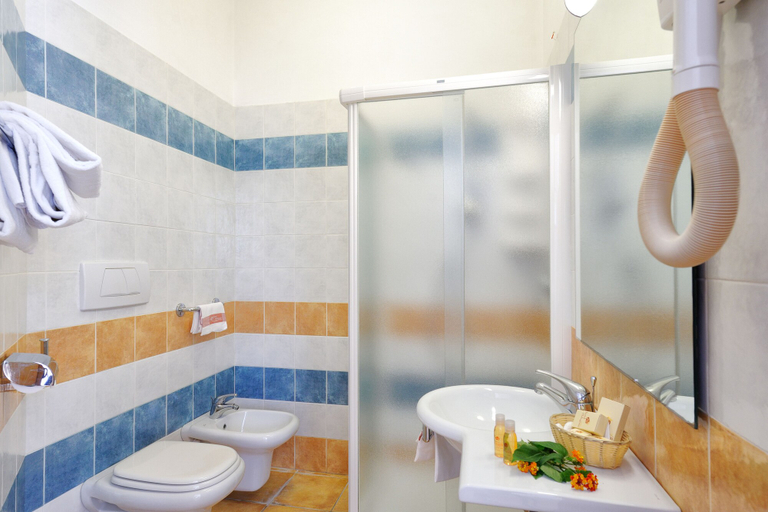Bathroom 5, Hotel I Melograni, Foggia