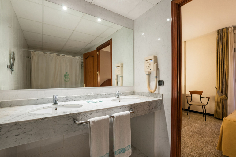 Bathroom 4, Hotel Gaudí, Tarragona