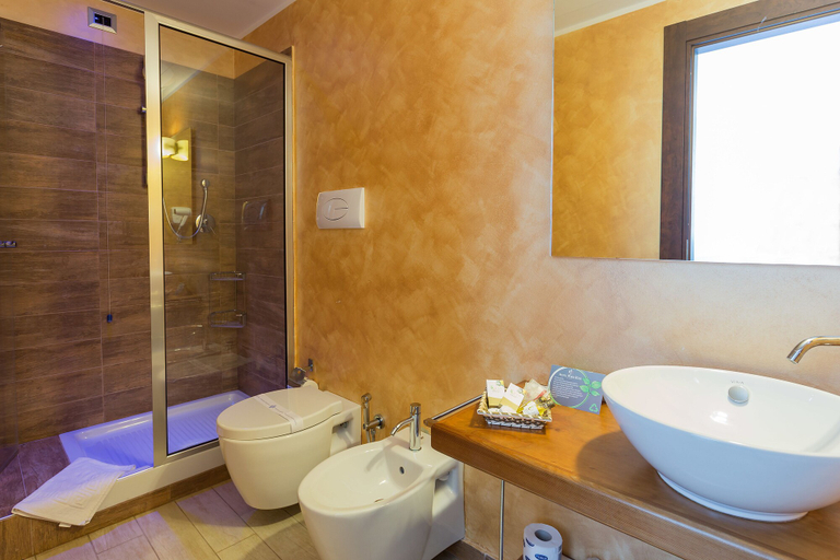 Bathroom 5, Hotel Porta Rosa, Salerno