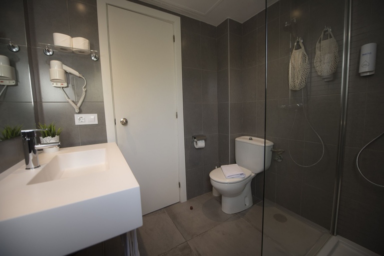 Bathroom 4, Seaclub Alcudia, Baleares