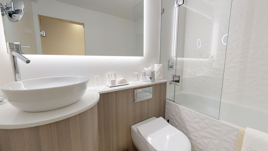 Bathroom 5, Grosvenor Pulford Hotel & Spa, Wrexham