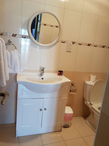 Bathroom 4, Tasiana Star