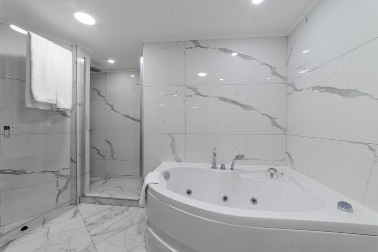 Bathroom 4, Savoy Hotel