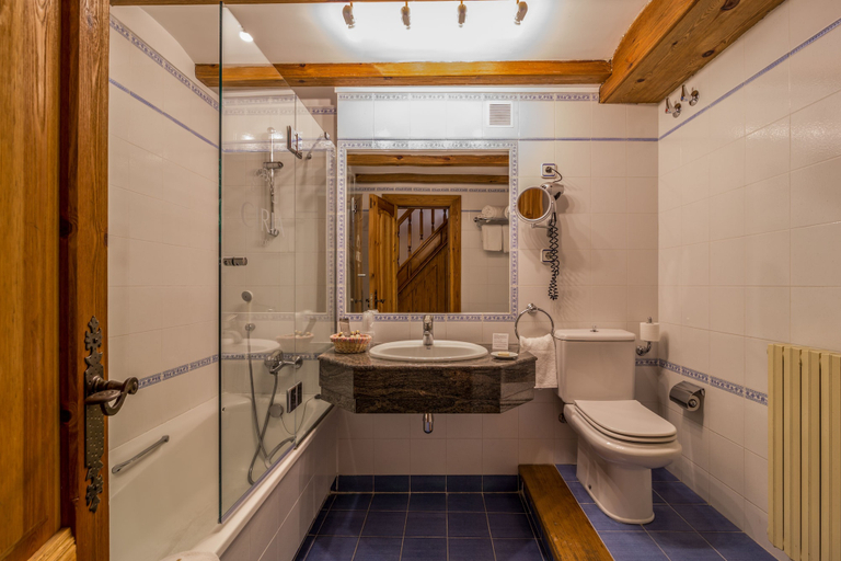 Bathroom 4, Hotel Ciria, Huesca