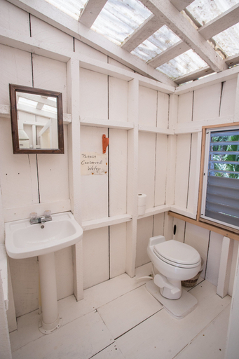Bathroom 4, Ranguana Caye Cabanas, Puerto Cortés