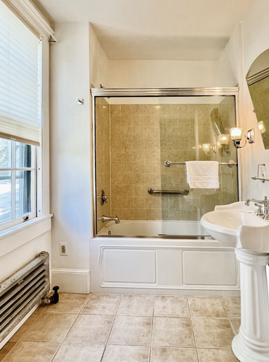 Bathroom 5, Gateways Inn & Restaurant, Berkshire