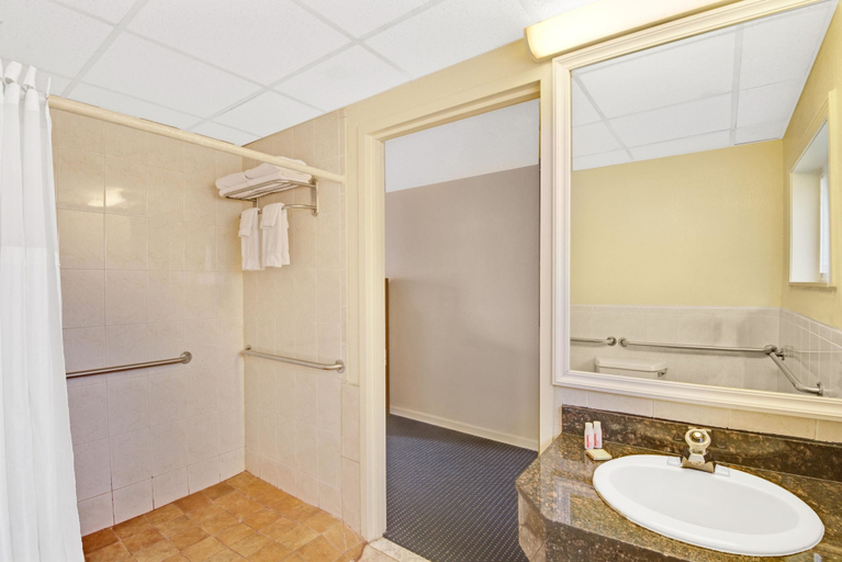 Bathroom 4, Super 8 by Wyndham Milford/New Haven, New Haven