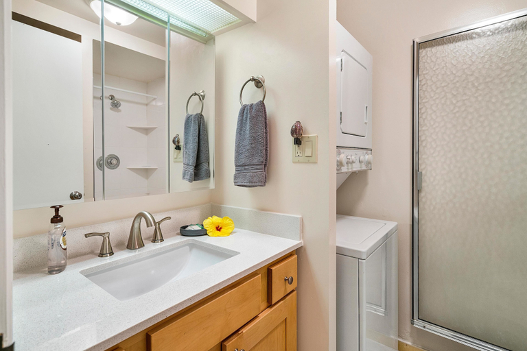 Bathroom 4, Kona Alii 608, Hawaii