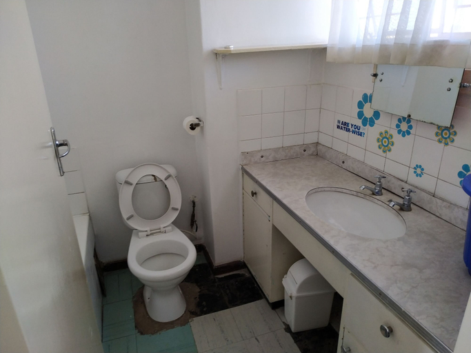 Bathroom 2, Bulawayo Central Lodge, Bulawayo