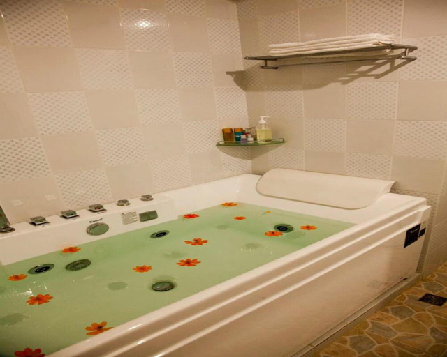 Bathroom 4, Zaza Hotel, Muang Samut Prakan