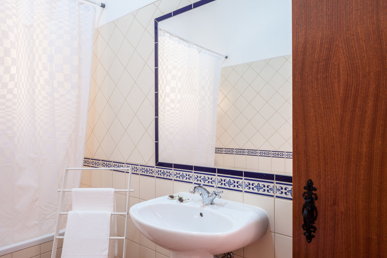 Bathroom 5, Monte da Esperança, Arronches