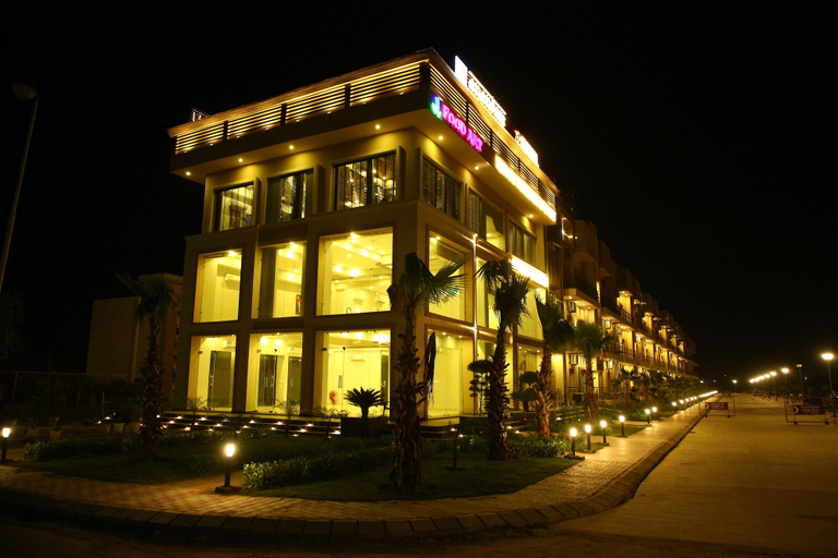 Exterior & Views