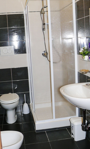 Bathroom 5, Hotel Leone, Rome