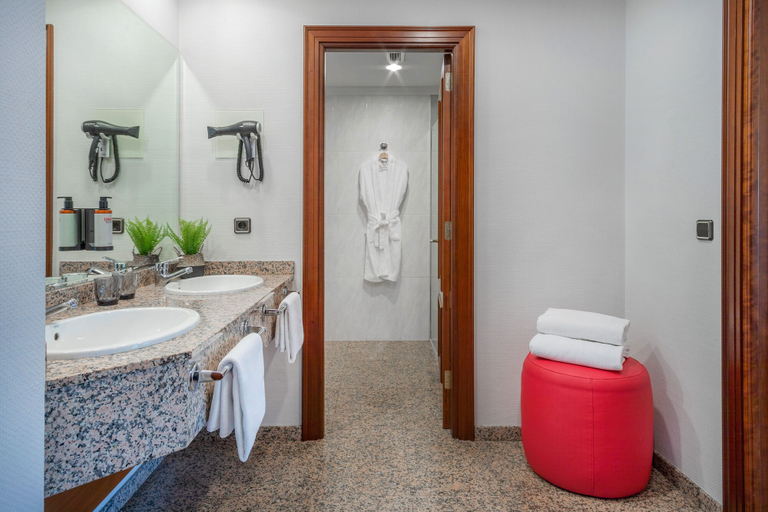 Bathroom 5, Hotel Santiago Plaza Affiliated by Meliá, A Coruña