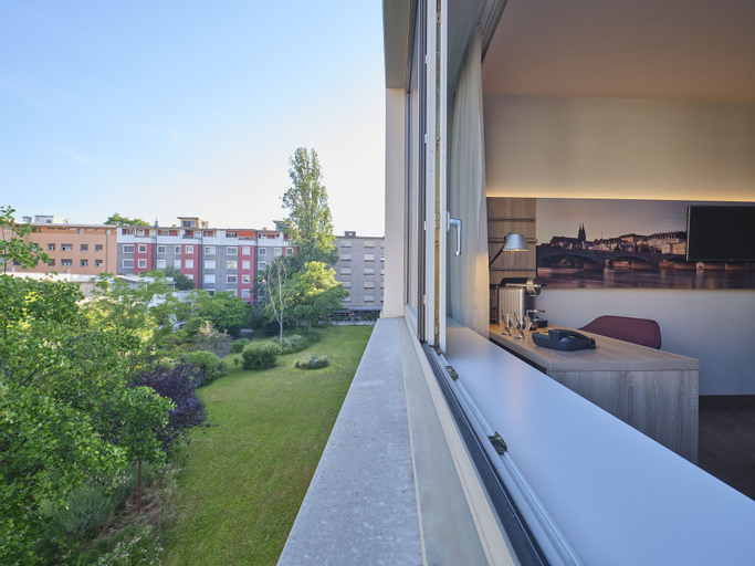 Exterior & Views 16