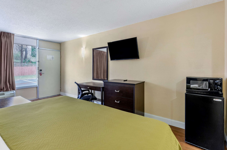 Bedroom 3, Econo Lodge Roanoke Civic Center, Roanoke City