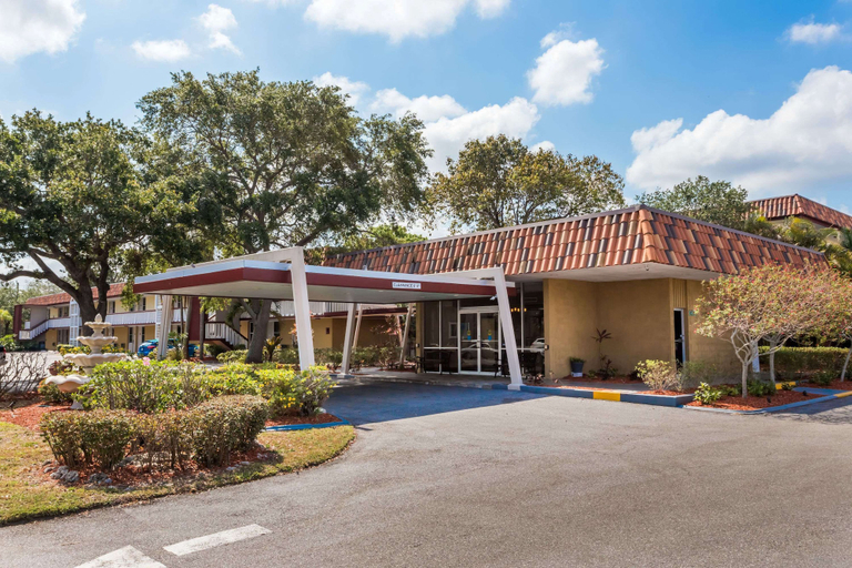 Exterior & Views 1, Baymont by Wyndham Sarasota, Sarasota