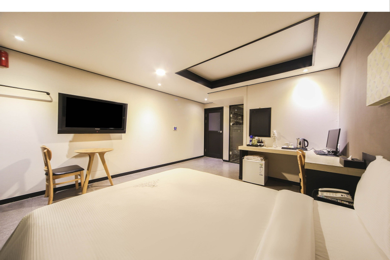 Bedroom 3, Elysee Hotel, Jung