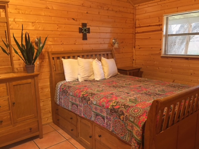 Bedroom 3, Frio Springs Lodges, Real