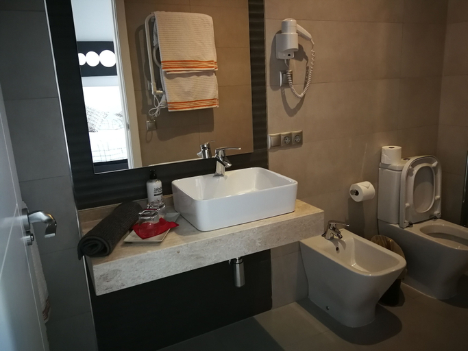 Bathroom 4, Patio de la Escalera, Santiago, Córdoba