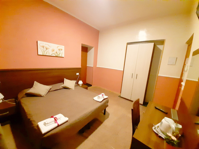 Bedroom 4, Hotel Leone, Rome