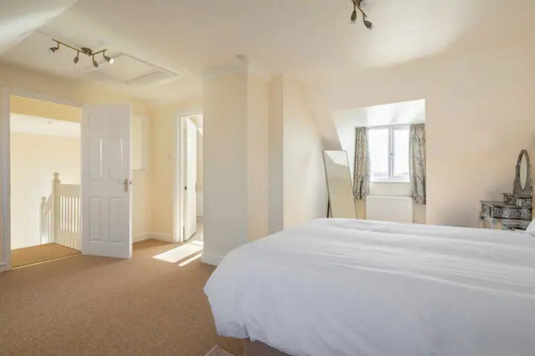 Bedroom 3, Abingdon House - 4 BR on the Marina, Oxfordshire
