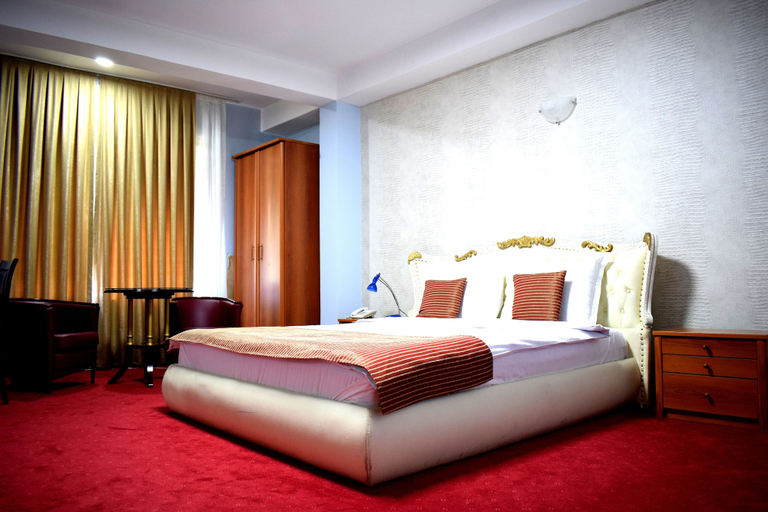 Bedroom 3, Hotel Aristocrat & Fish Restaurant