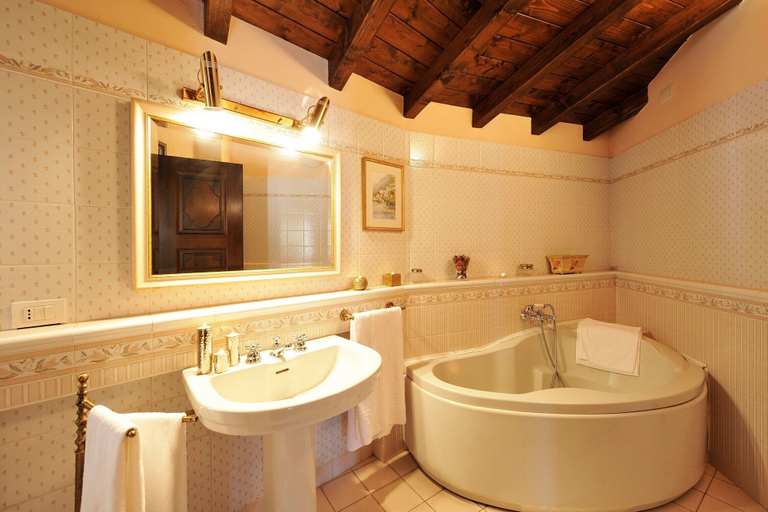 Bathroom, La Piazza Porlezza, Como