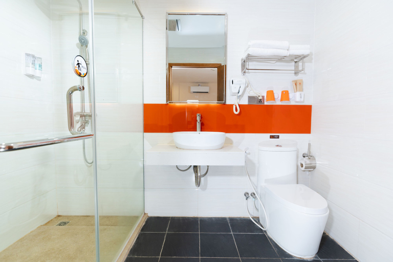 Bathroom 4, 7 Days Premium Hotel, Phnom Penh