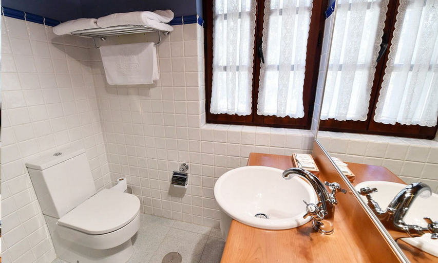 Bathroom 3, Posada Término, Cantabria