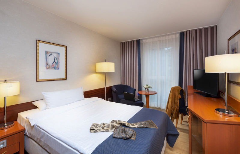 Bedroom 2, Maritim Hotel Würzburg, Würzburg