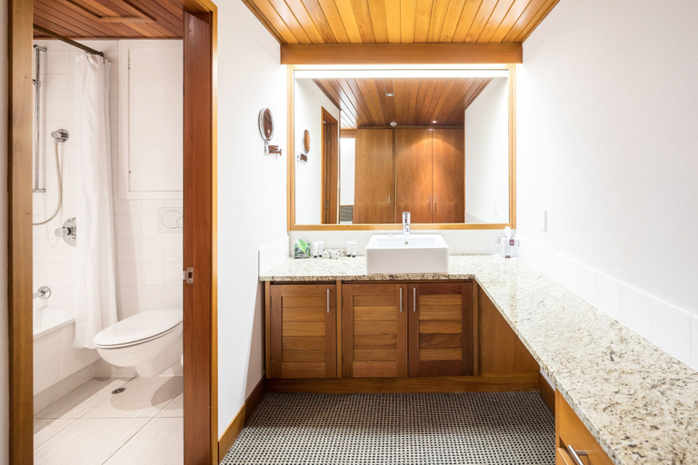 Bathroom 5, Commodore Airport Hotel, Christchurch