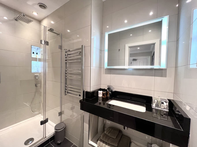 Bathroom 4, Tavistock House Hotel, Devon