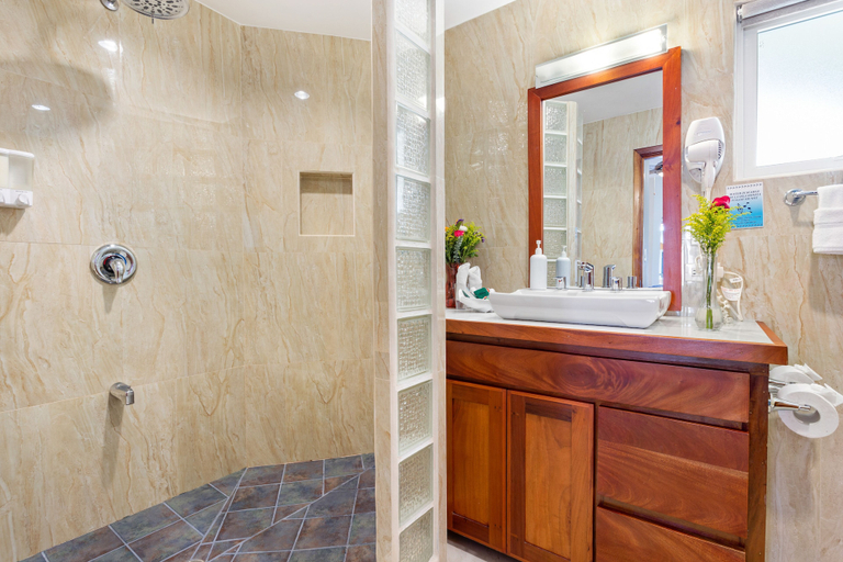 Bathroom 5, Sunbreeze Suites