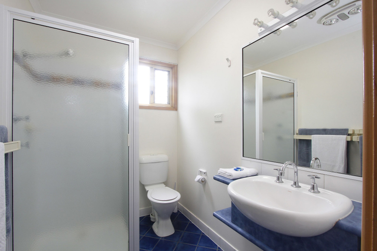 Bathroom 5, Windang Beach Tourist Park, Wollongong Bal