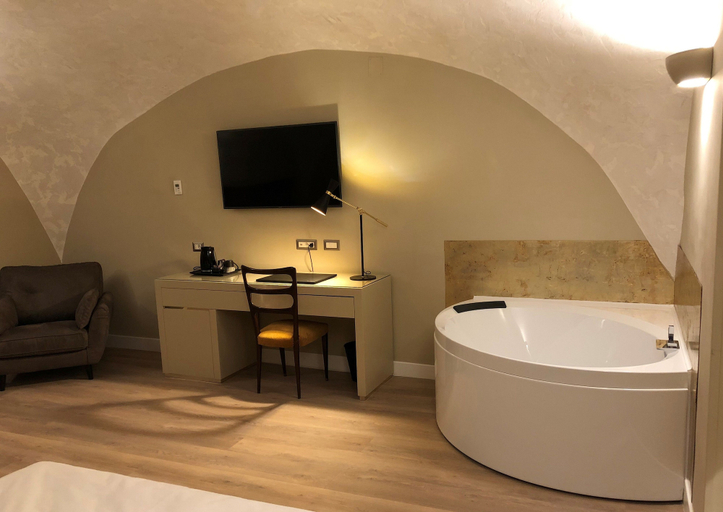 Bathroom 4, Caruso Place Boutique & Wellness Suites, Napoli