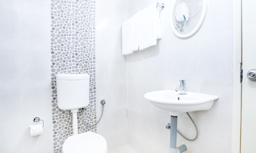 Bathroom 3, Treebo Comforts Inn, University Road Deralakatte, Dakshina Kannada