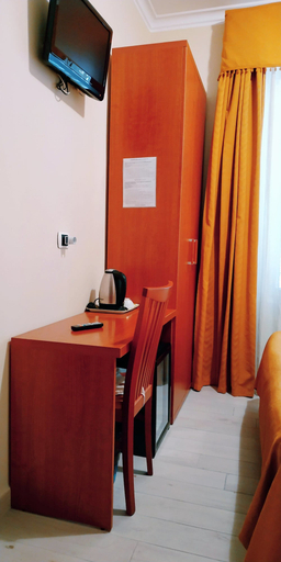 Others 5, Hotel Everest, Rome