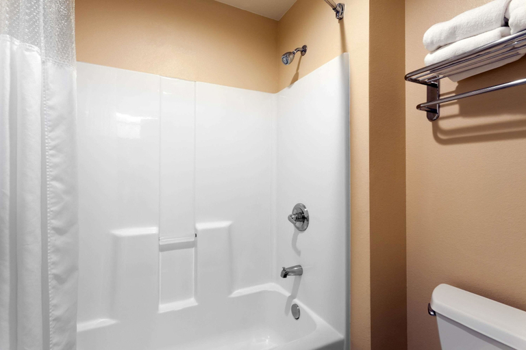 Bathroom 4, Ramada by Wyndham SeaTac Airport North, Tukwila