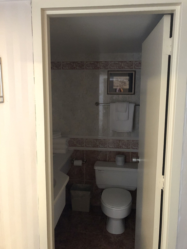 Bathroom 4, Travelodge by Wyndham Niagara Falls Fallsview, Niagara