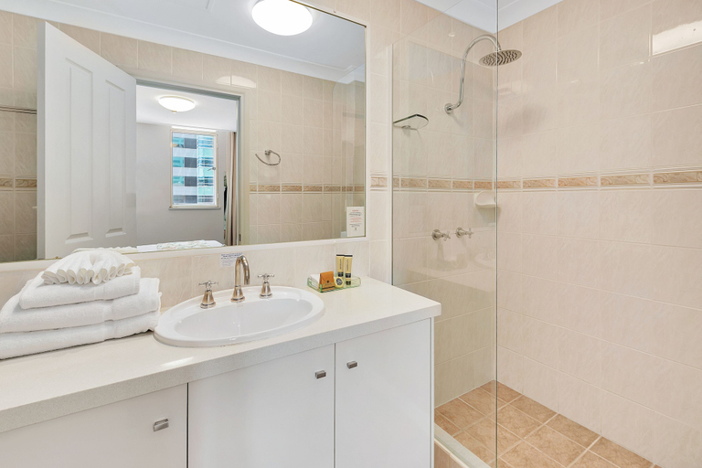 Bathroom 5, The Manor Apartment Hotel, Brisbane
